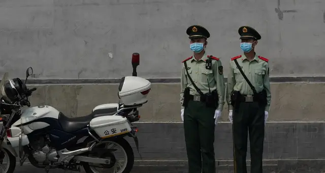 Cina: auto contro studenti vicino a una scuola, molti feriti