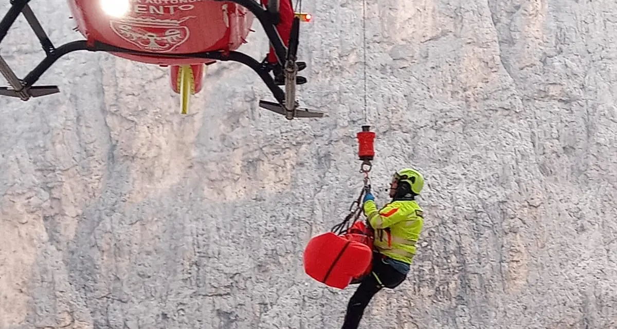 Escursionista scivola sulle Pale di San Martino: portata al Santa Chiara in elicottero