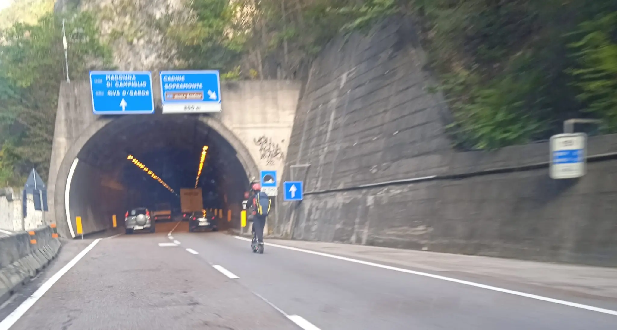 Ai 50 km/h con il monopattino elettrico sulla strada e nella galleria per Sopramonte, automobilisti furenti