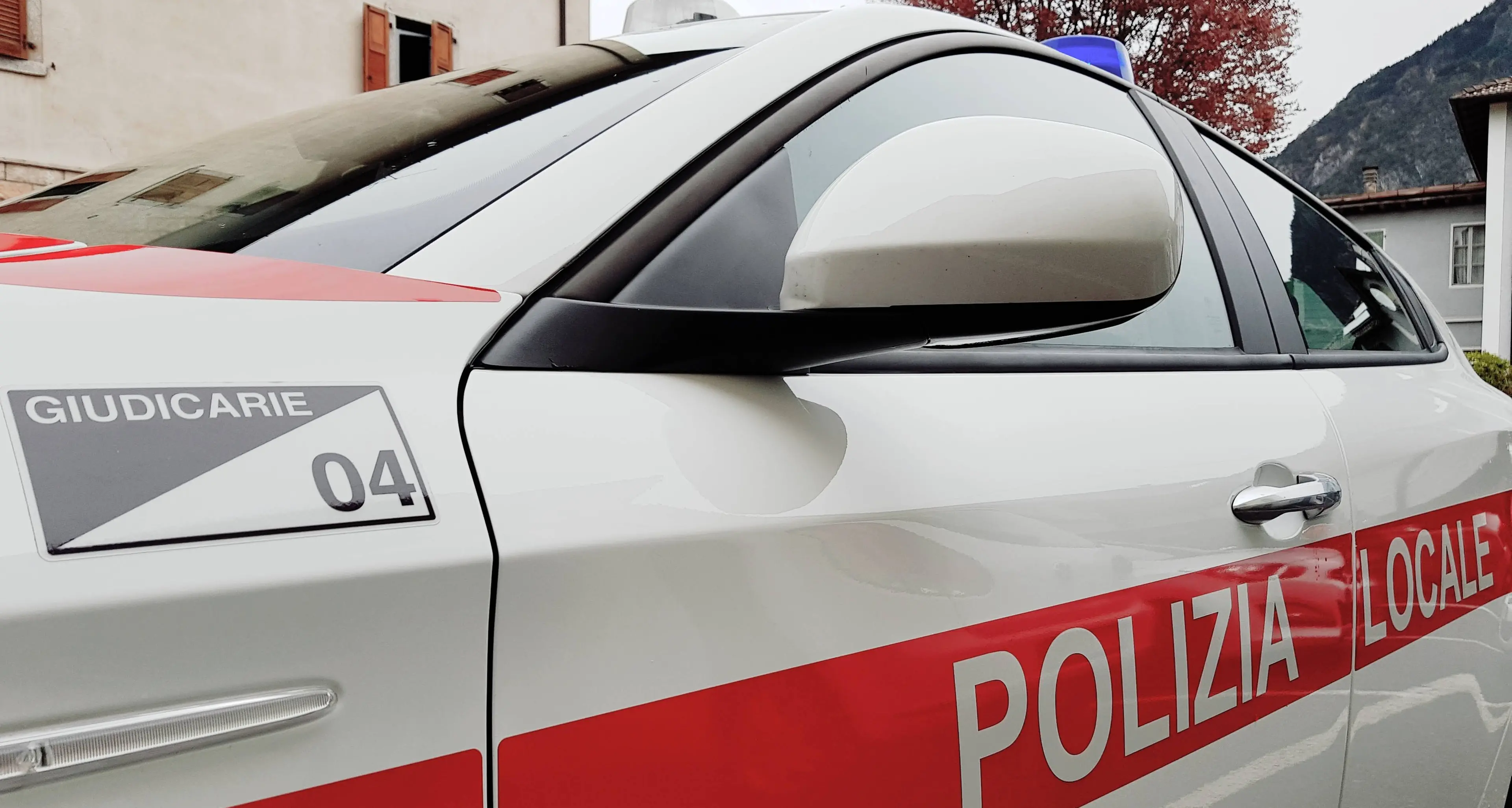 Positiva al covid, in isolamento, ma girava per il paese: denunciata dalla Polizia Locale delle Giudicarie