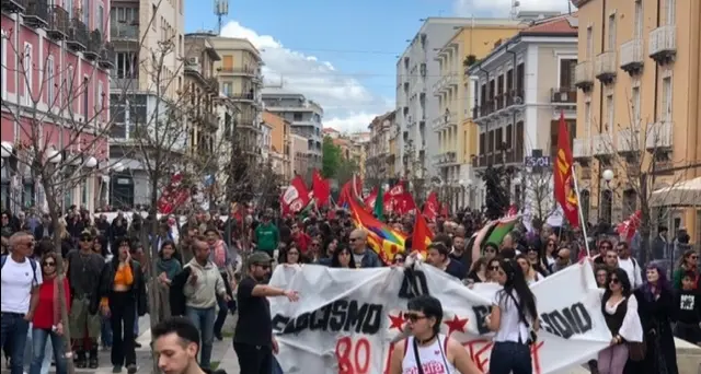 25 aprile: corteo antifascista a Cosenza, cori per la pace