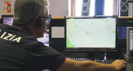 Foto e video con una minorenne, poi la ricatta. La polizia sequestra immagini pedopornografiche in tutta Italia