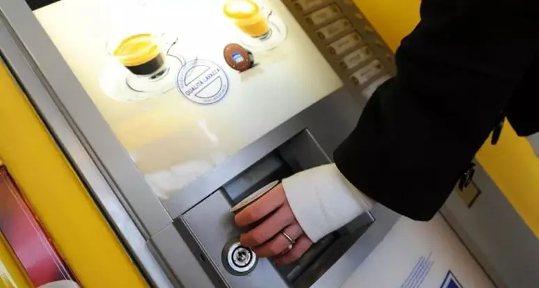 Licenziato per il resto di un caffè da un euro e 60: risarcito con 18 mensilità