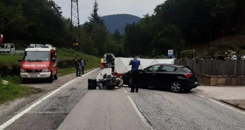 Schianto a Lona Lases: gravi due persone in motocicletta, frontale con un'auto