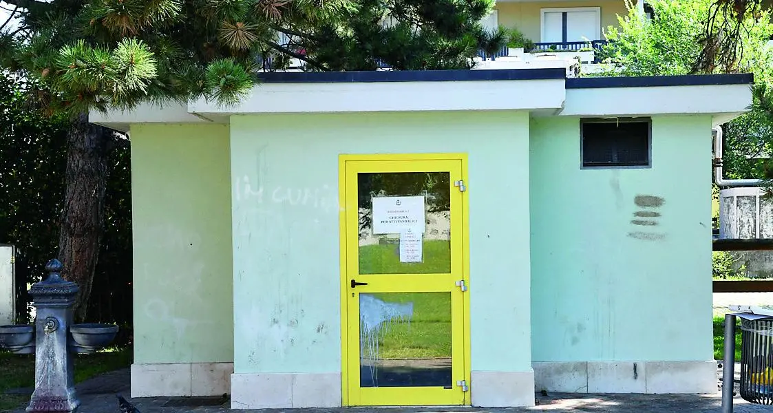 Rovereto, scacco ai vandali: bagni pubblici accessibili solo con tessera sanitaria