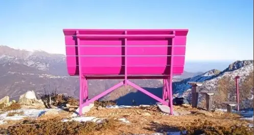 Panchine giganti e altre pacchianate: così la montagna perde poesia: la riflessione di Alto Rilievo