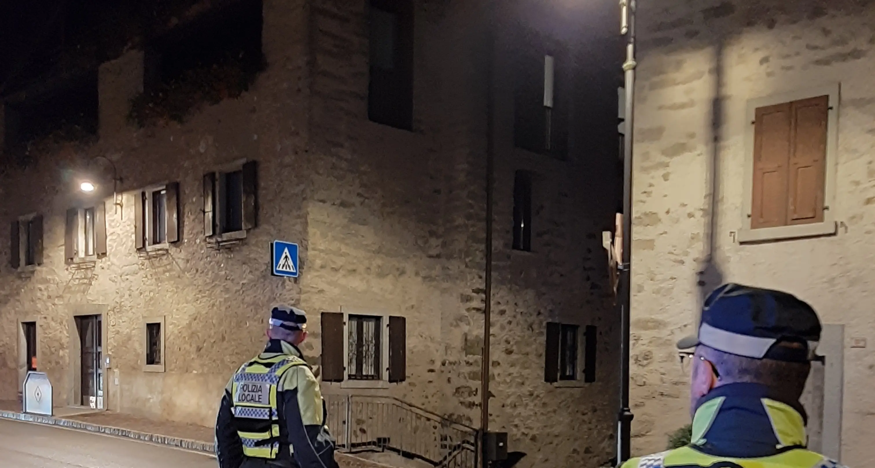 Senza assicurazione, gli sequestrano l'auto. Ma il giorno dopo lo fermano ancora in giro: rischia il ritiro permanente della patente