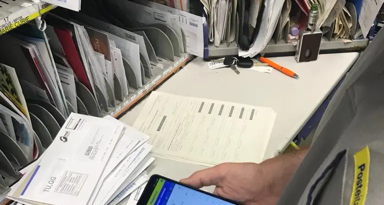 Il postino clicca sempre due volte: con il palmare recapito, pagamenti e ricariche sempre più digitali (e senza andare in ufficio)