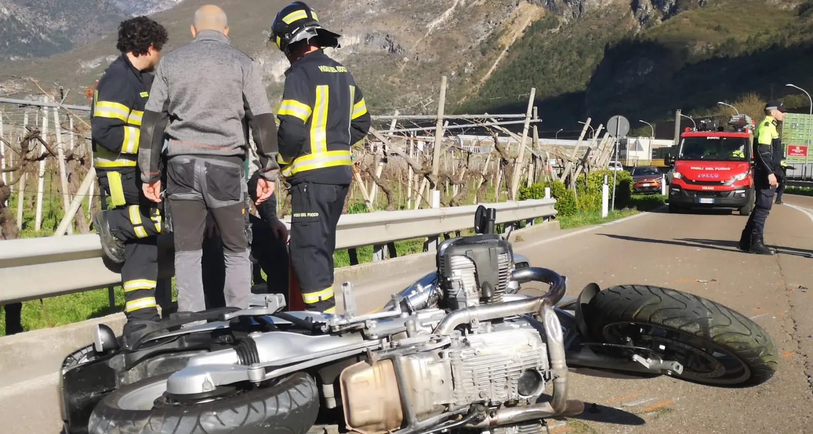 Urta il cordolo e perde il controllo della Bmw: ferito un motociclista