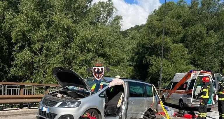 Due donne ferite in un incidente a Sporminore: necessario l’utilizzo delle pinze idrauliche