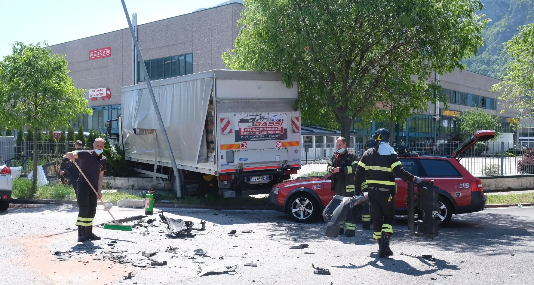 Spini di Gardolo, frontale all'incrocio, due feriti e un camioncino che «vola» sulla ringhiera di una fabbrica – LE FOTO
