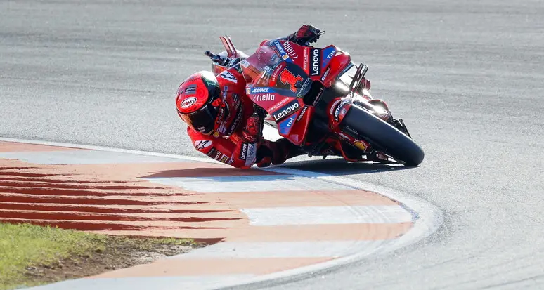 Francesco Bagnaia da leggenda. Il piemontese della Ducati è campione del Mondo Motogp 2023