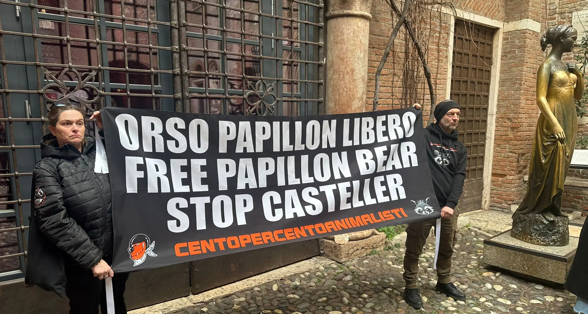 Blitz animalista alla casa di Giulietta a Verona per l'orso Papillon