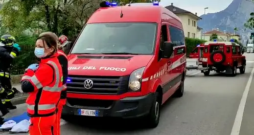 Incendio a San Giorgio di Arco, i vigili del fuoco al lavoro in un appartamento