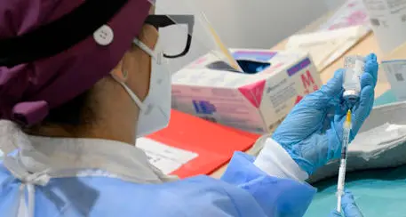 Maratona vaccinale: inizia fra 5 giorni, solo oggi la Provincia manda la mail ai dipendenti: «Segnalateci la vostra disponibilità»