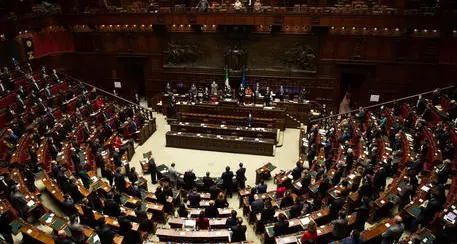 Deputato positivo al Covid, l’Aula della Camera slitta