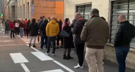 Bolzano, assalto alle farmacie per i tamponi, centinaia di persone in fila per strada