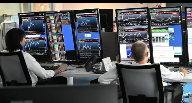 Borsa: Milano chiude in calo, pesano banche e assicurazioni