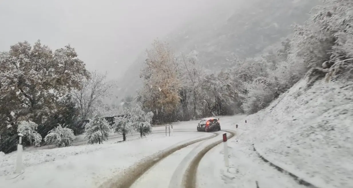 La situazione della neve e delle strade in Trentino: a mezzogiorno smetterà