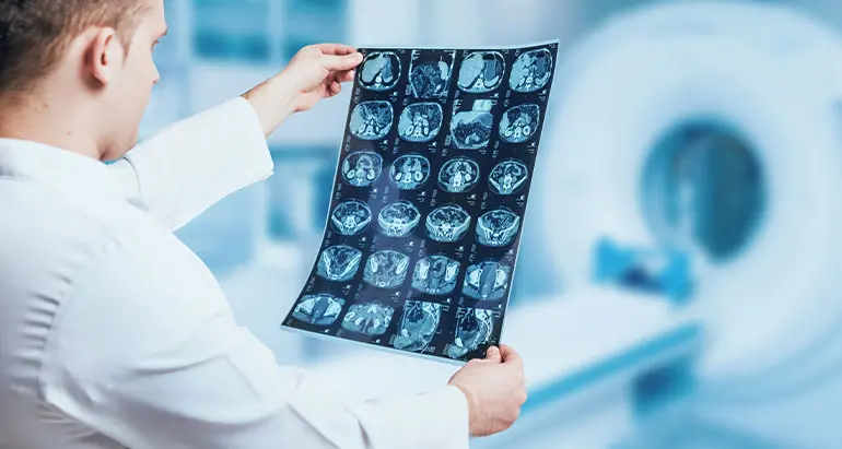 Guarda i referti della sua ex: medico e Azienda Sanitaria nei guai