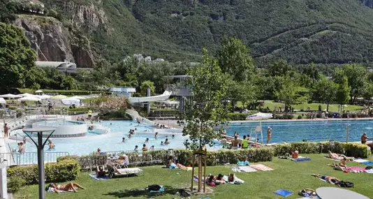 Esalazioni tossiche al lido di Egna, l'errore nel rifornimento: riaperta la statale del Brennero all'altezza del lido