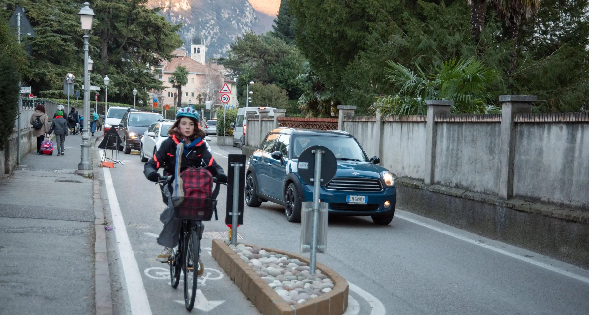 Arco, inarrestabili le proteste sui nuovi dissuasori: arriva anche il primo incidente