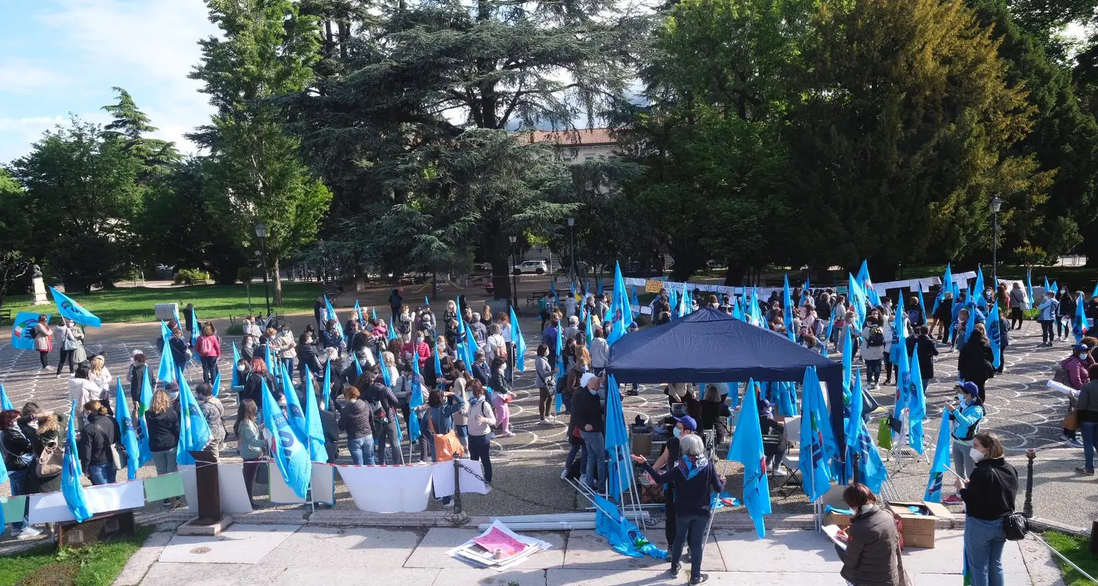 Maestre d’asilo in piazza contro l’apertura a luglio: «Denunceremo la Provincia»