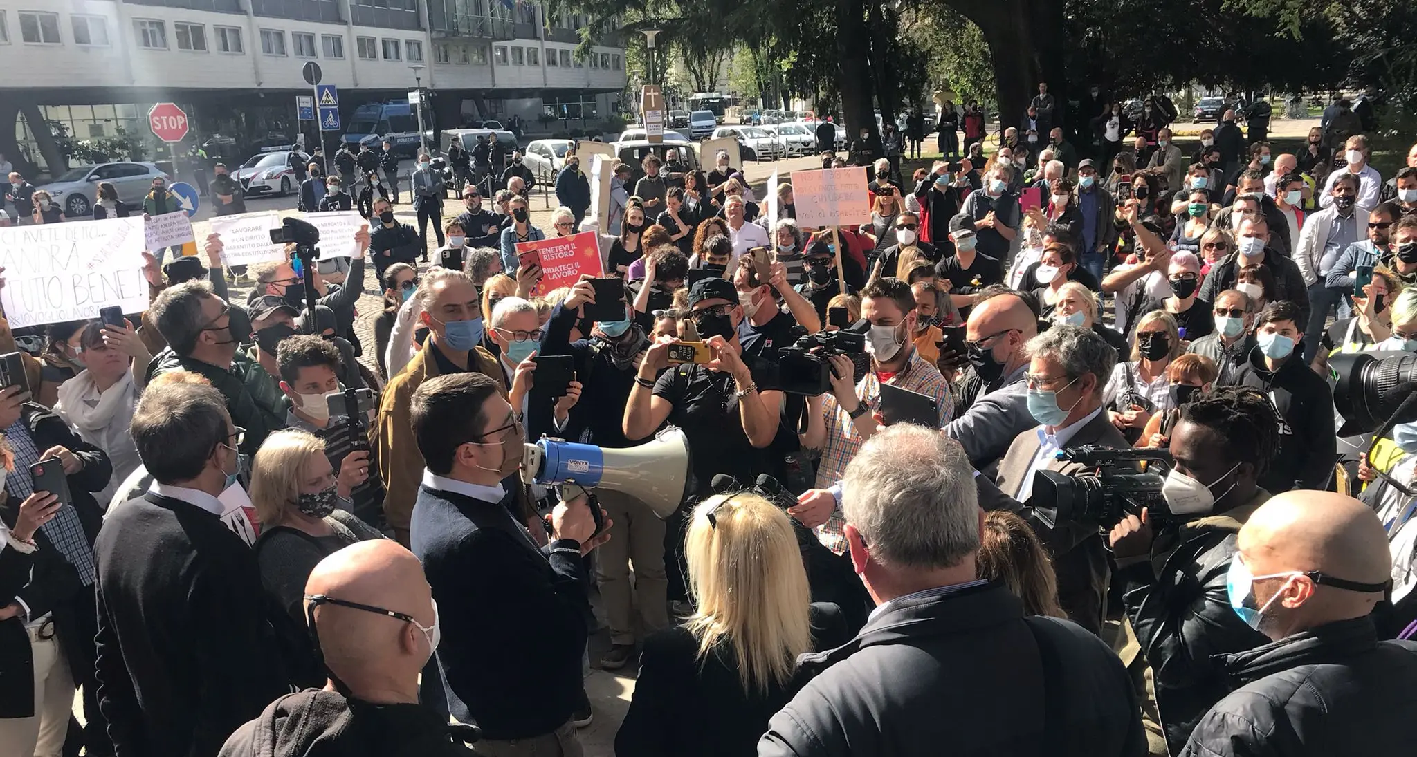 Le partite Iva invocano Fugatti, lui scende in strada a parlare ma viene contestato: «Basta! Basta!»