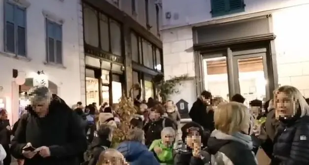 La gelateria che piace ai no-vax e quel raduno di 250 persone: in via Mercerie a Rovereto multa al titolare ed anche a chi era senza mascherina