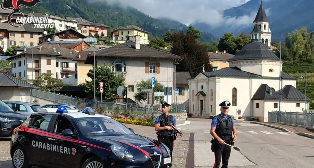 Ruba il portafoglio dall’auto in sosta e preleva 1.000 euro al bancomat