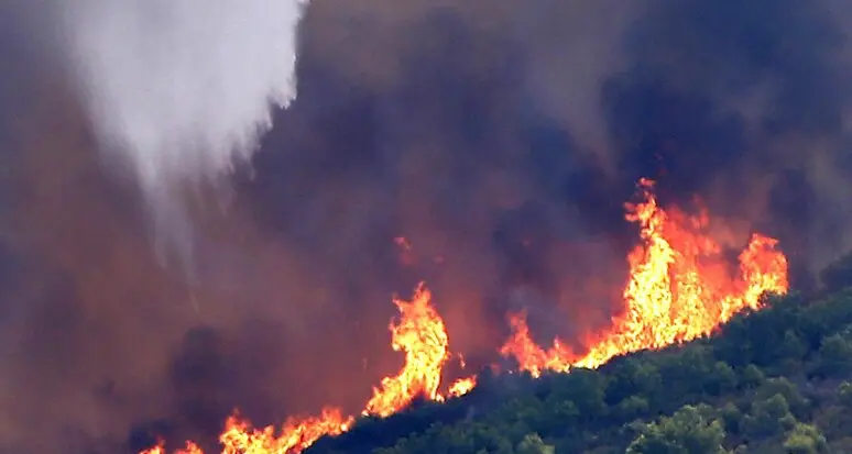 Esercitazione di 24 ore nei boschi del Cermis contro gli incendi: 600 operatori mobilitati. Ecco come funzionerà