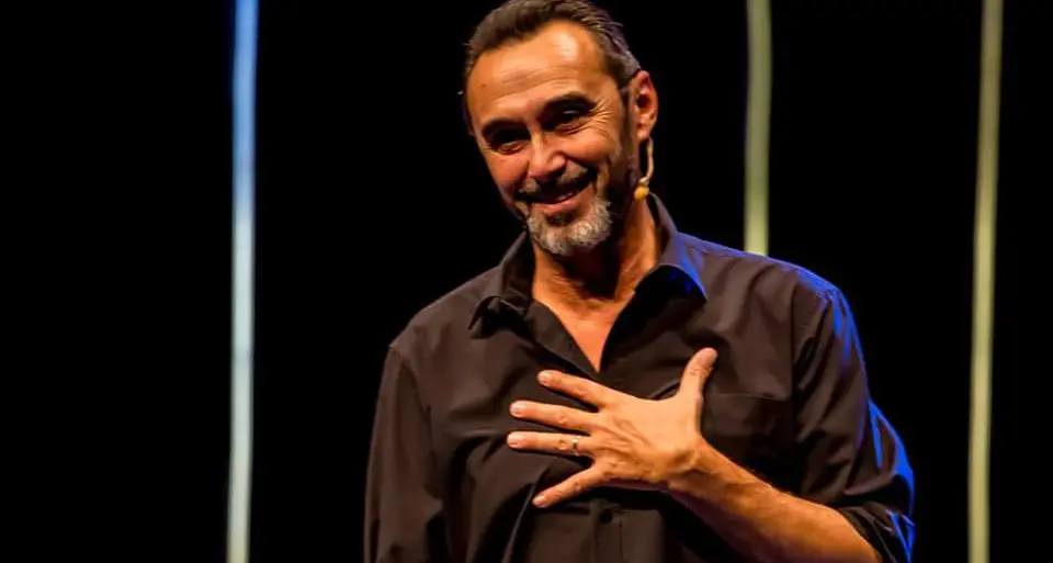 Arriva Giacobazzi con il suo nuovo spettacolo: risate, ma anche riflessioni sull’umanità