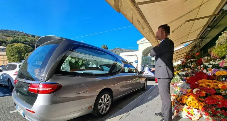 Pozzuoli: rubano il carro funebre poco prima del funerale, l'ipotesi di un dispetto