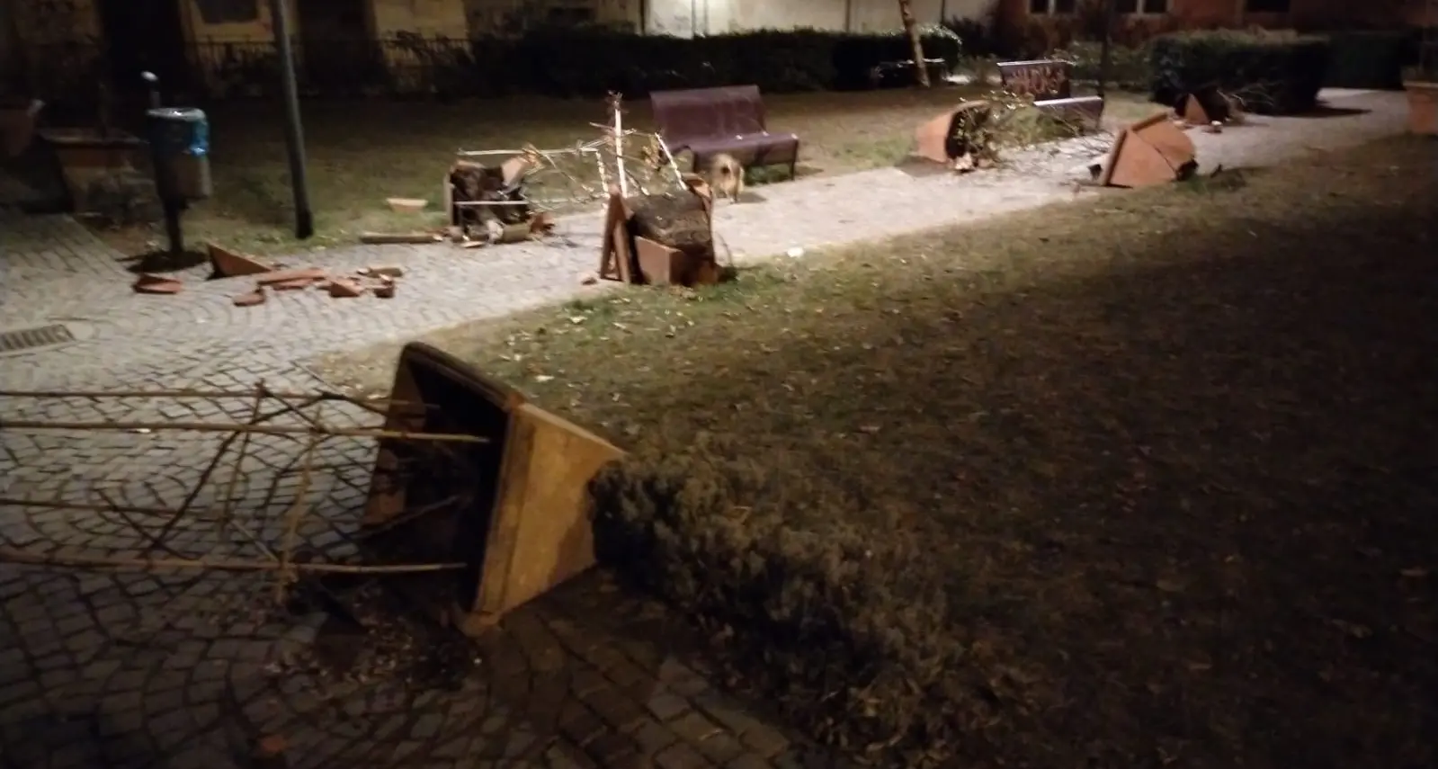 Devastato dai vandali il parco San Marco nel centro storico di Trento: spaccate tutte le fioriere