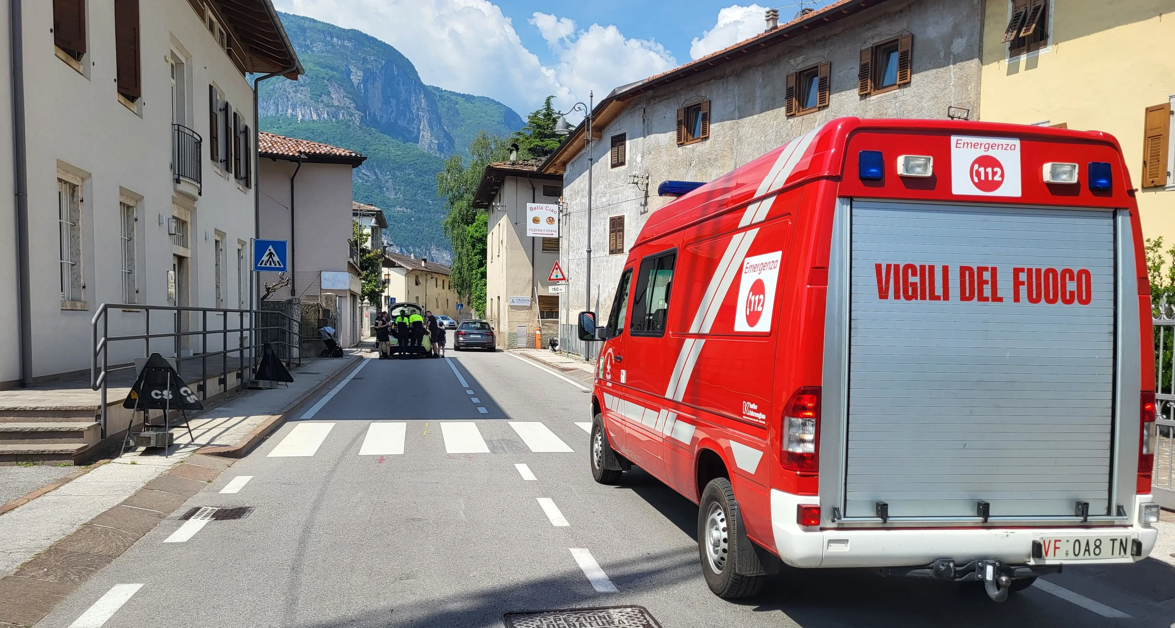 Un ciclista di 78 anni finisce contro un’auto nel centro di Mezzocorona: portato in ospedale per accertamenti