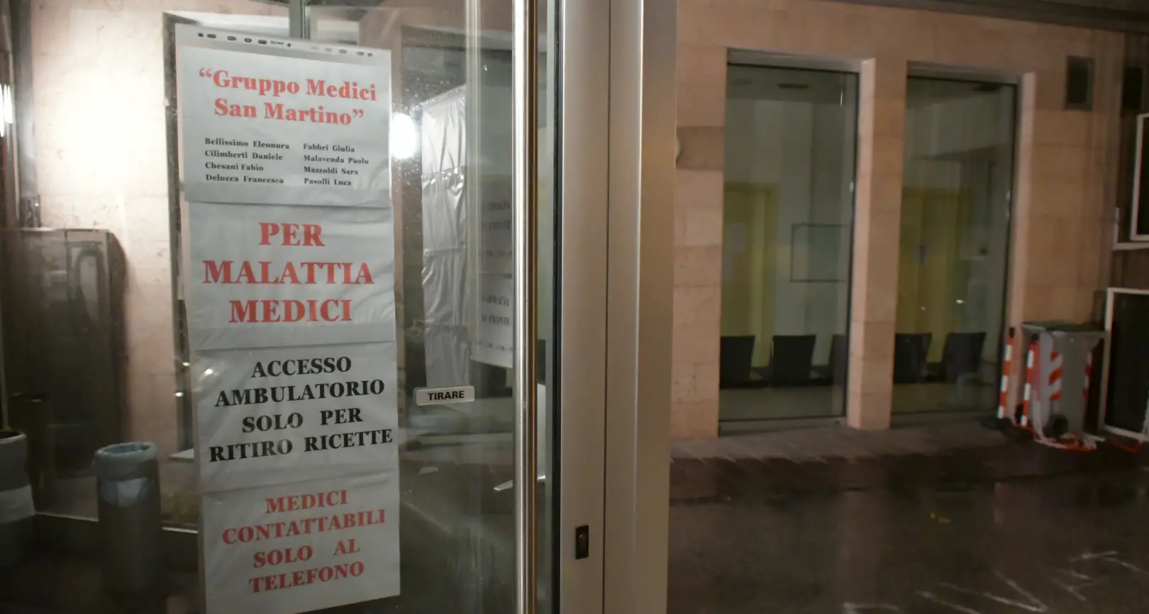 Un paziente ha portato il contagio in ambulatorio, positivi cinque medici (vaccinati), l’infermiera e la segretaria, 11 mila assistiti in difficoltà