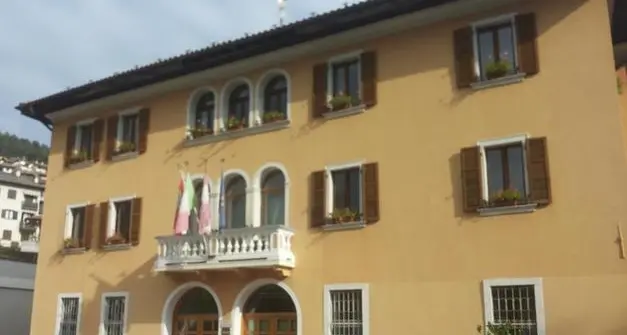 Approvato il bilancio comunale: si evita il commissariamento. Ma le minoranze abbandonano il Consiglio