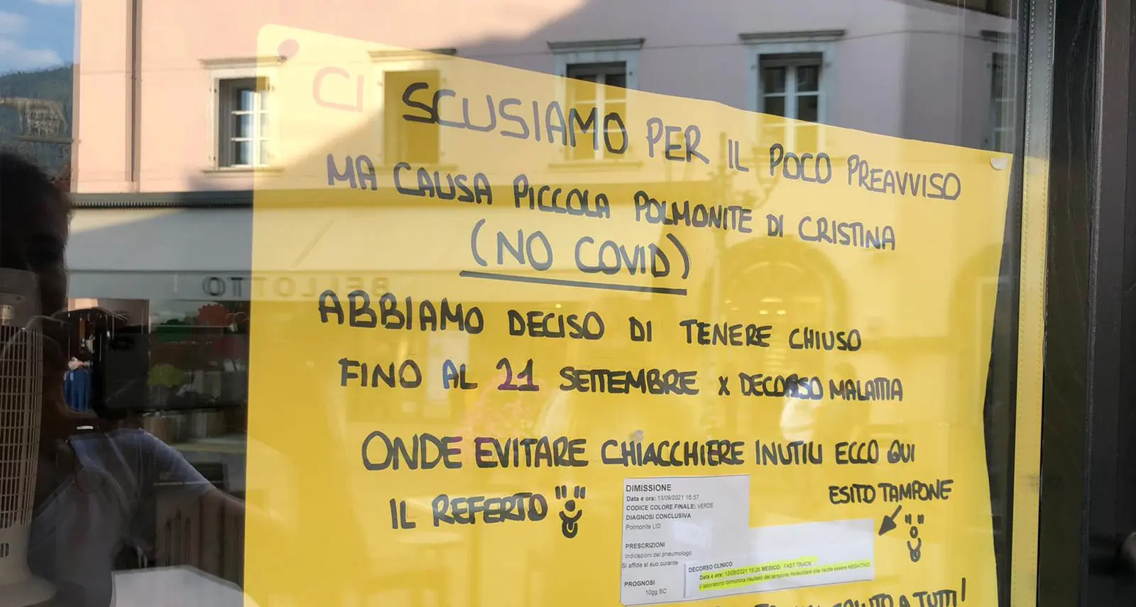 La titolare ha la polmonite, il bar chiude, dilagano le false voci e lei mette il cartello «non ho il Covid»