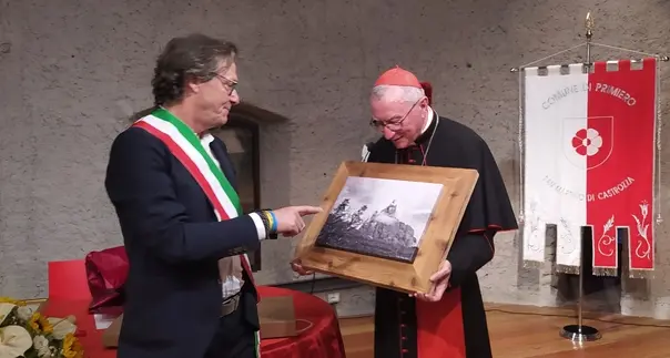 Primiero, cittadinanza onoraria al cardinale Parolin: la cerimonia con il sindaco Depaoli e l’arcivescovo Tisi