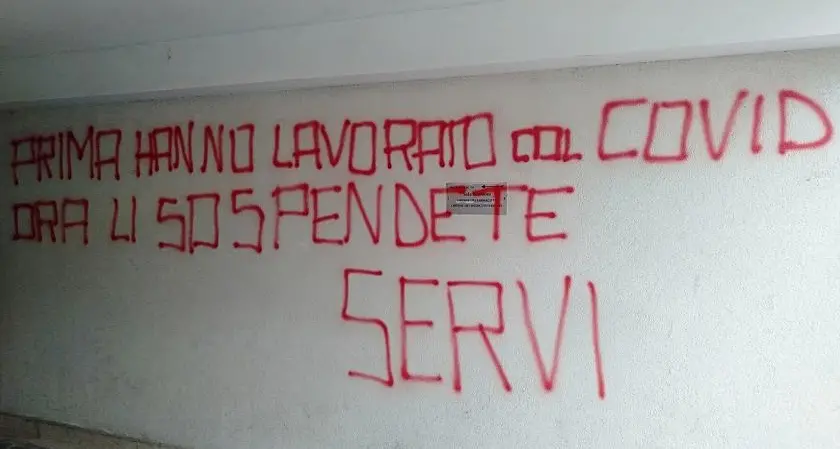 Vandalismi no-vax: vetri rotti e scritte con insulti alla sede dell’Ordine dei Medici di Trento
