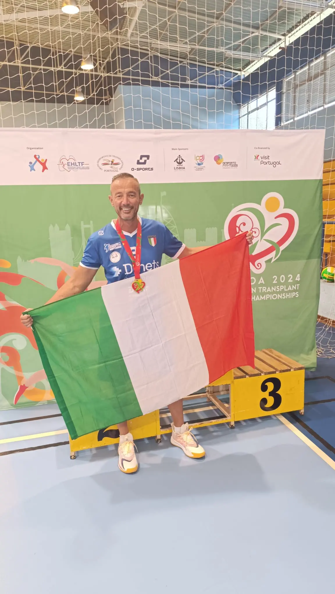 Loris Puleo, oro europeo di volley, e la dedica che commuove tutti: «Le medaglie per mamma e papà, scomparsi prima delle vittorie»