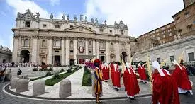 Il Papa taglia lo stipendio dei cardinali: un anno fa aveva tolto lo sconto sugli affitti