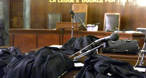 Picchia il figlio con le ortiche, umilia e violenta la moglie: 40enne condannato a 6 anni e otto mesi