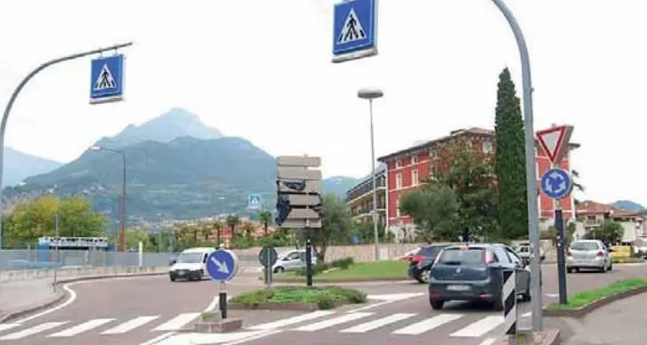Lite fra ciclista e automobilista: finisce a cazzotti, il guidatore condannato dovrà risarcire