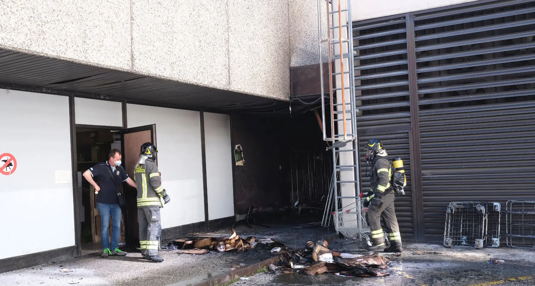 Paura al Bren Center: prendono fuoco dei cartoni, fumo anche nel supermercato Pam