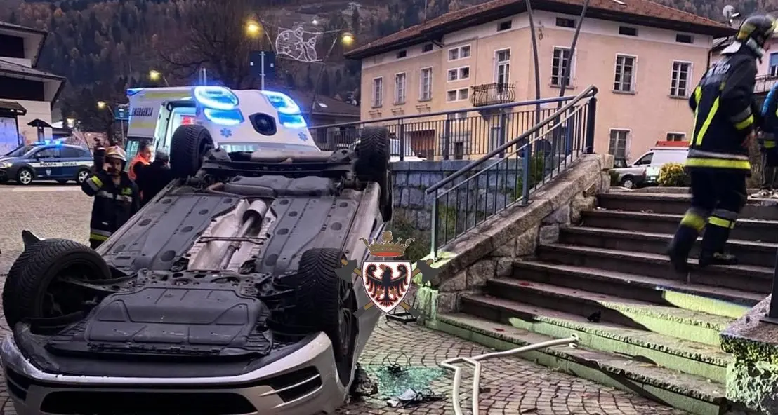 Si scontra con un’altra auto e finisce ruote all’aria: paura per un 19enne