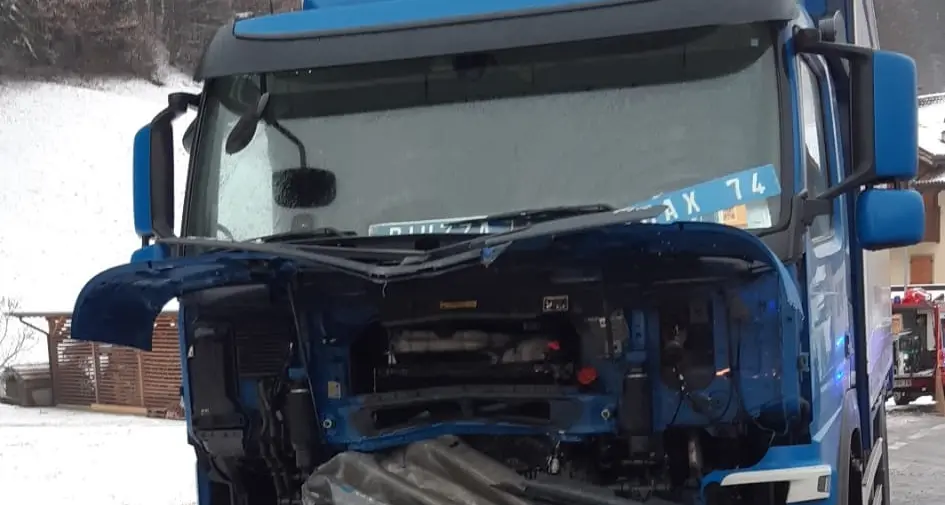 Neve in strada, a Bondo un camion infilzato dal guard-rail, nessun ferito nel sinistro