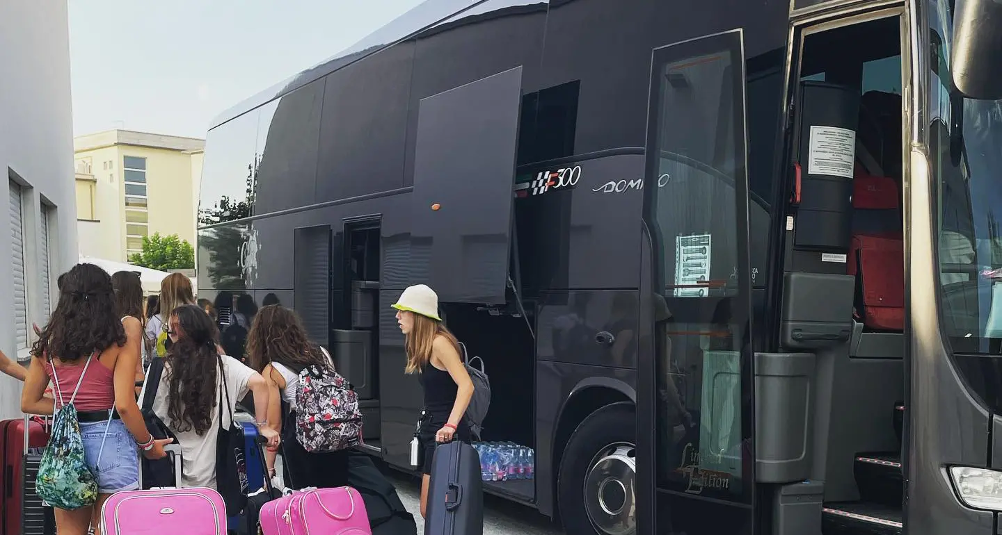 Focolaio Covid a Cesenatico, venerdì tutti i ragazzi tornano in Trentino (ma i positivi in quarantena)