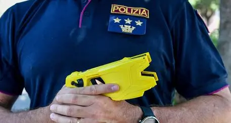 Rovereto, litiga con la fidanzata e aggredisce i poliziotti: per fermarlo è stato usato il taser