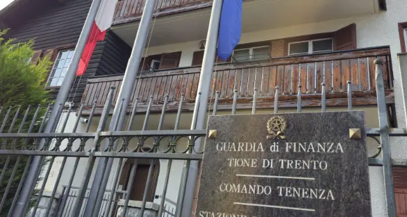 Appartamenti in nero ai docenti precari, lo scandalo di Tione scoperto dalla Guardia di Finanza